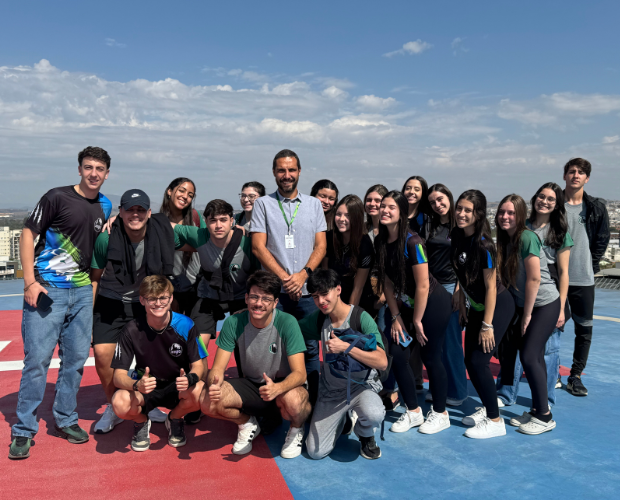 Alunos do Colgio Anglo visitam Univs e Hospital Oncolgico Samuel Libnio